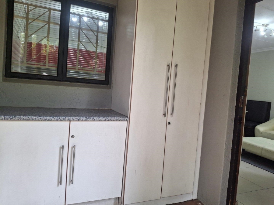 To Let 1 Bedroom Property for Rent in Benmore Gauteng