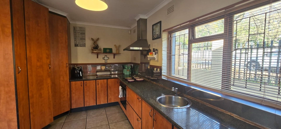 To Let 5 Bedroom Property for Rent in Fontainebleau Gauteng
