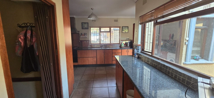 To Let 5 Bedroom Property for Rent in Fontainebleau Gauteng