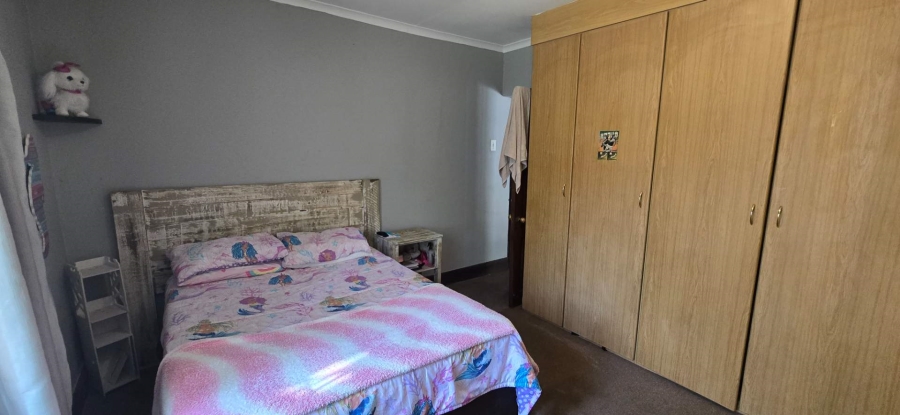 To Let 5 Bedroom Property for Rent in Fontainebleau Gauteng