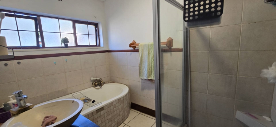 To Let 5 Bedroom Property for Rent in Fontainebleau Gauteng