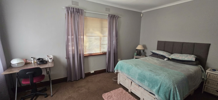 To Let 5 Bedroom Property for Rent in Fontainebleau Gauteng
