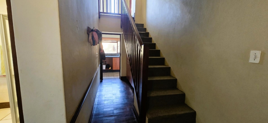 To Let 5 Bedroom Property for Rent in Fontainebleau Gauteng