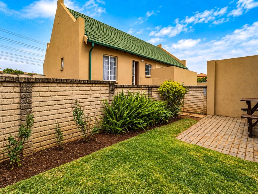 2 Bedroom Property for Sale in Kosmosdal Gauteng