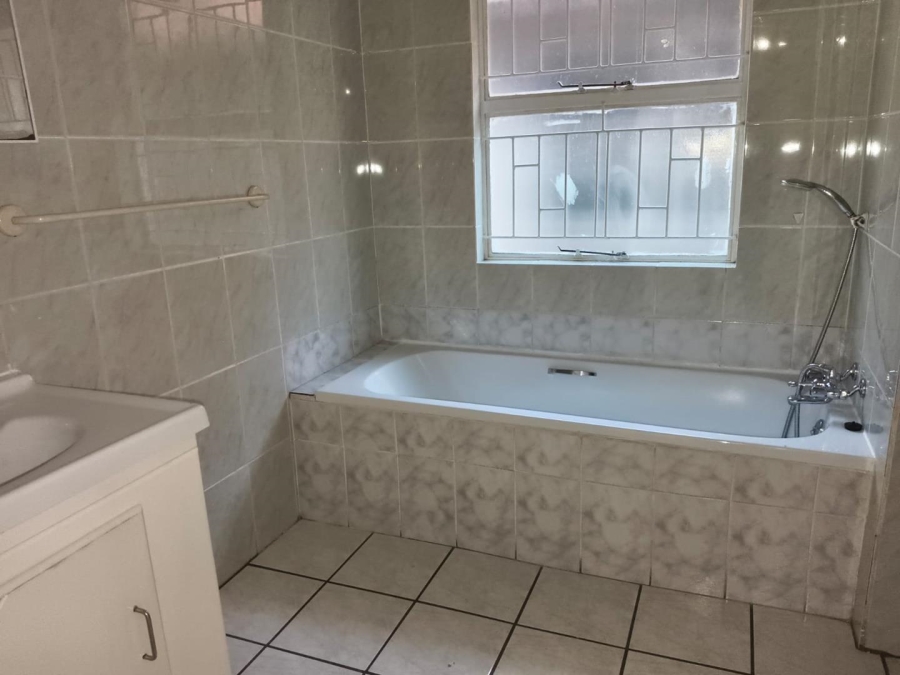 To Let 3 Bedroom Property for Rent in New Redruth Gauteng