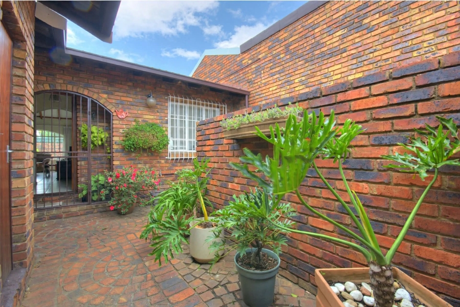 1 Bedroom Property for Sale in Brackenhurst Gauteng