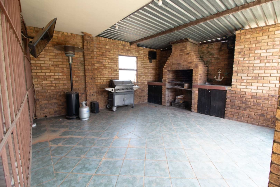 6 Bedroom Property for Sale in Parkrand Gauteng