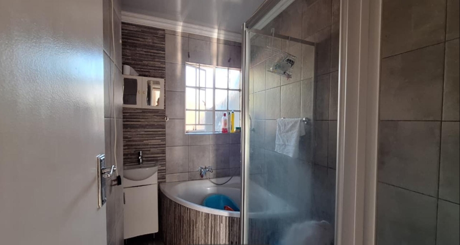 2 Bedroom Property for Sale in Albertsdal Gauteng