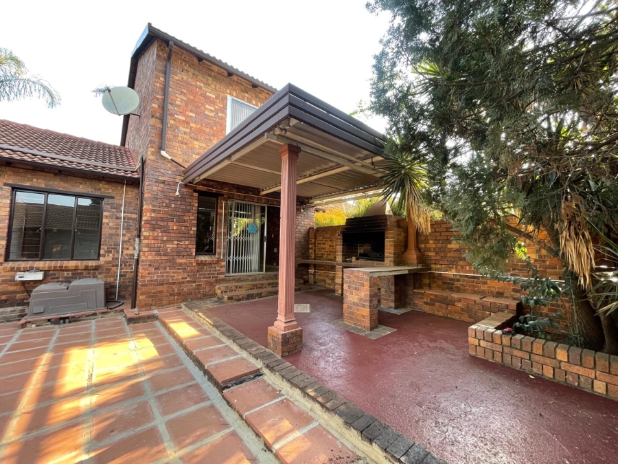 4 Bedroom Property for Sale in Weltevreden Park Gauteng