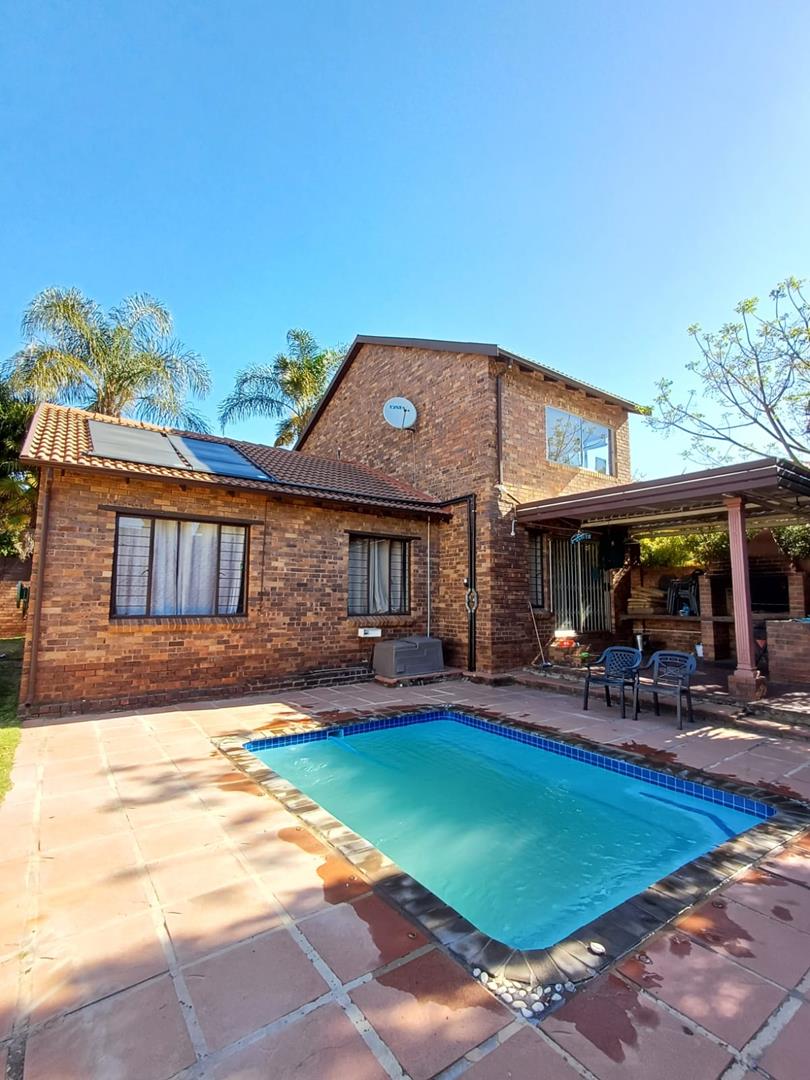 4 Bedroom Property for Sale in Weltevreden Park Gauteng