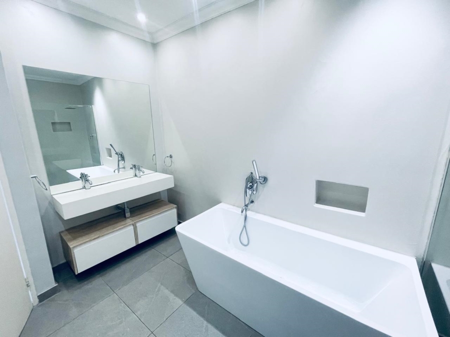 2 Bedroom Property for Sale in Sandhurst Gauteng