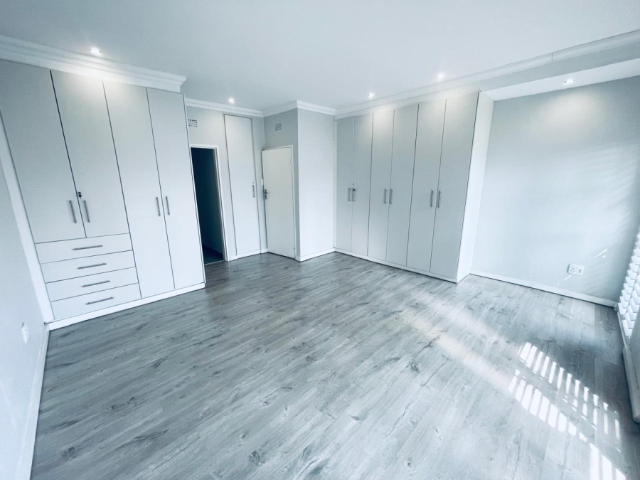 2 Bedroom Property for Sale in Sandhurst Gauteng