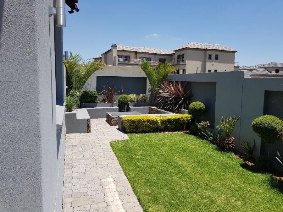 5 Bedroom Property for Sale in Blue Valley Golf Estate Gauteng