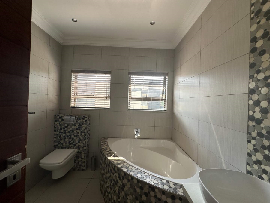 5 Bedroom Property for Sale in Blue Valley Golf Estate Gauteng