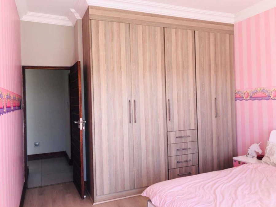 5 Bedroom Property for Sale in Blue Valley Golf Estate Gauteng