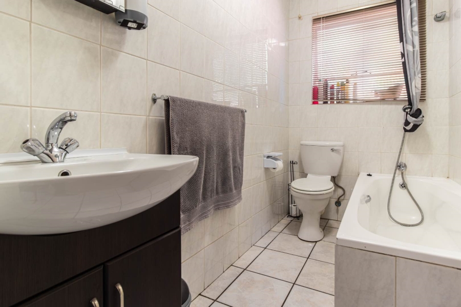 3 Bedroom Property for Sale in Honeydew Ridge Gauteng