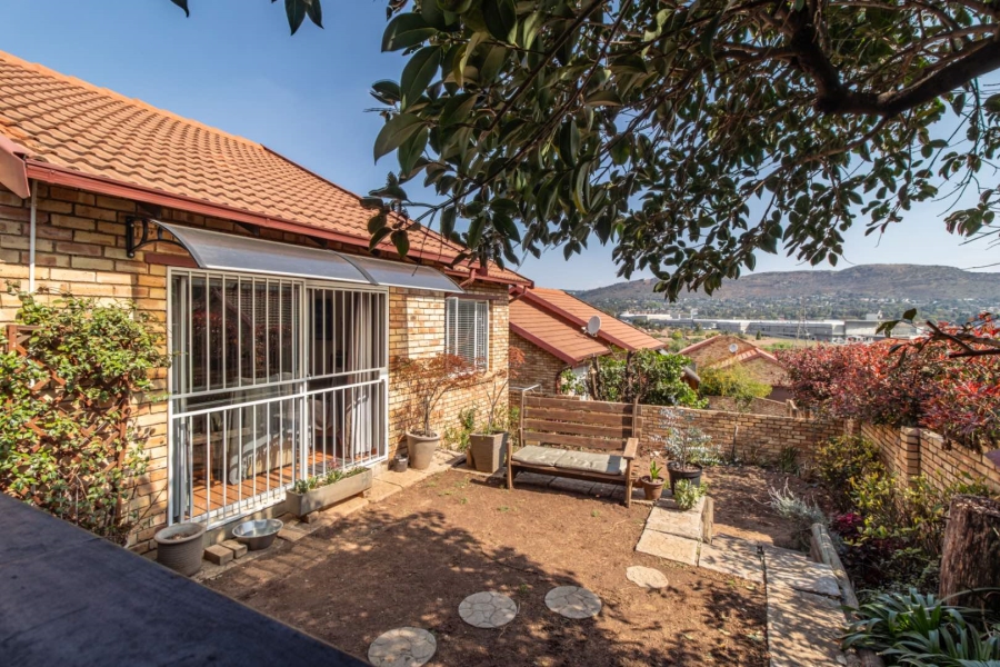 2 Bedroom Property for Sale in Wilgeheuwel Gauteng
