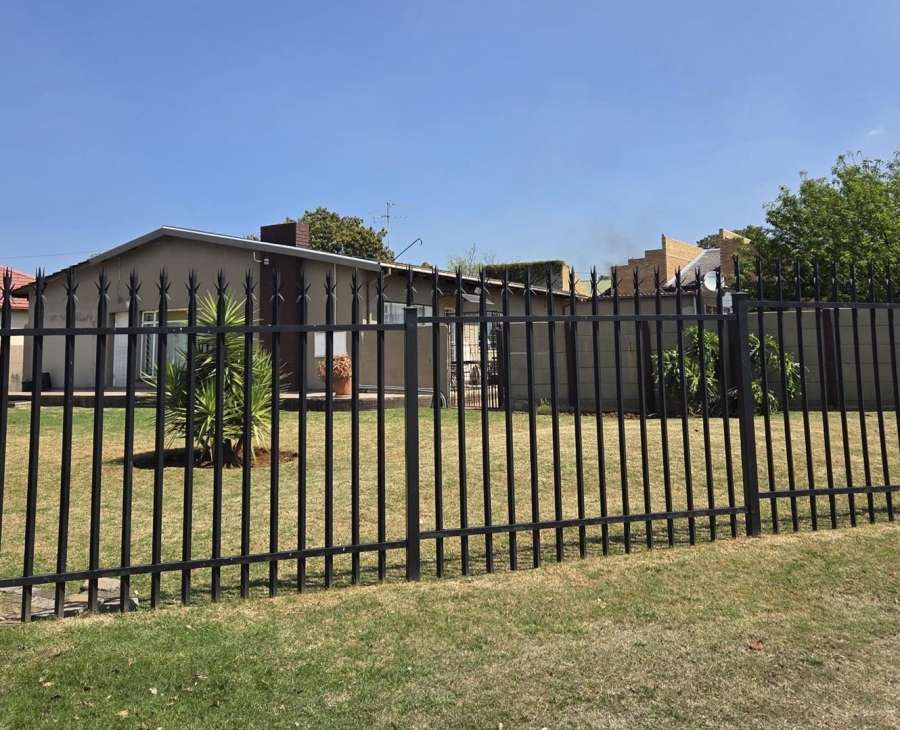 4 Bedroom Property for Sale in Tulisa Park Gauteng