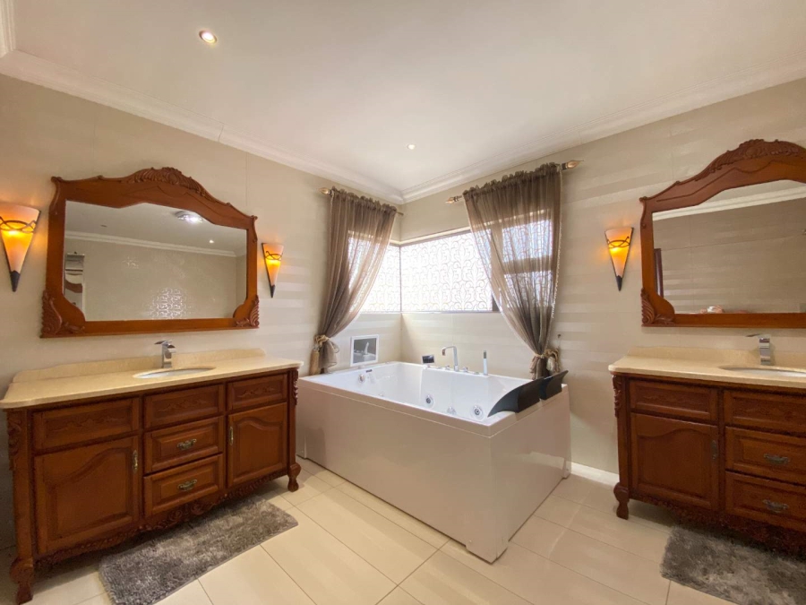 5 Bedroom Property for Sale in Aspen Hills Gauteng