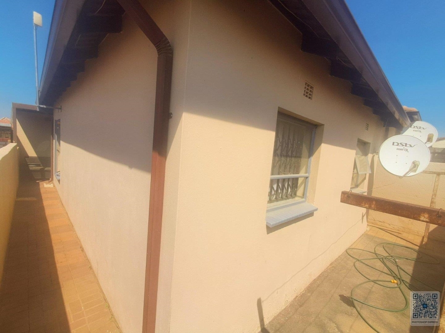 2 Bedroom Property for Sale in Clayville Gauteng
