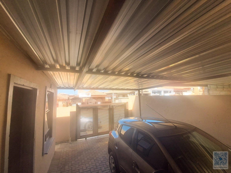 2 Bedroom Property for Sale in Clayville Gauteng