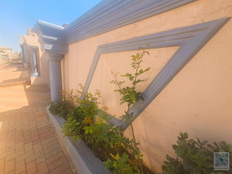 2 Bedroom Property for Sale in Clayville Gauteng