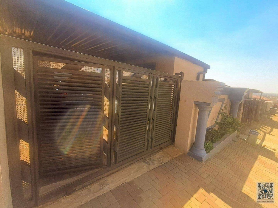 2 Bedroom Property for Sale in Clayville Gauteng