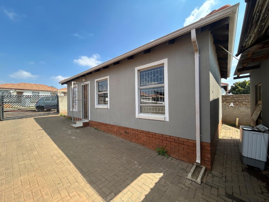 4 Bedroom Property for Sale in Lotus Gardens Gauteng