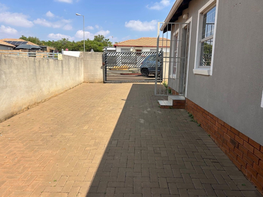 4 Bedroom Property for Sale in Lotus Gardens Gauteng