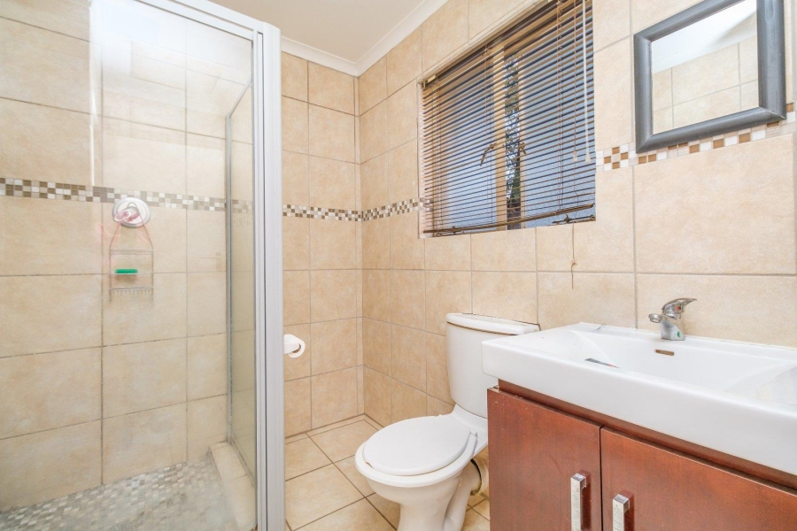 1 Bedroom Property for Sale in Die Hoewes Gauteng
