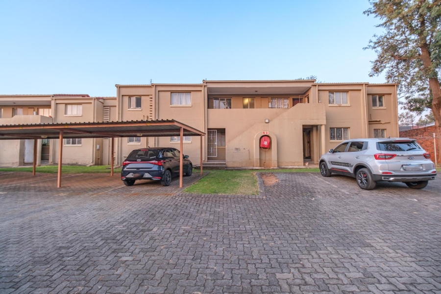 1 Bedroom Property for Sale in Die Hoewes Gauteng