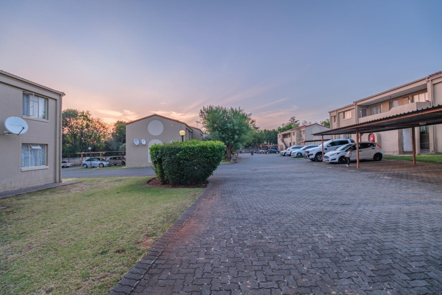 1 Bedroom Property for Sale in Die Hoewes Gauteng