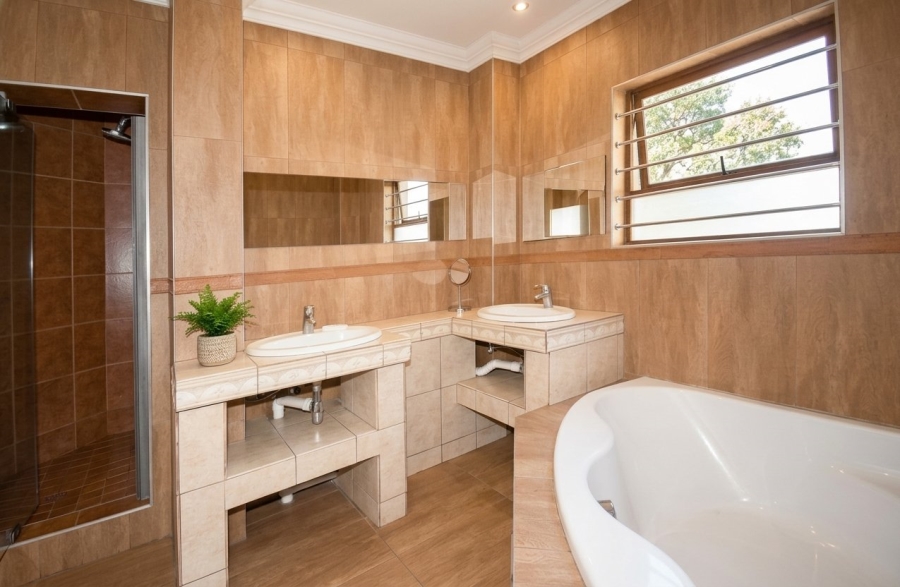 6 Bedroom Property for Sale in Noordhang Gauteng