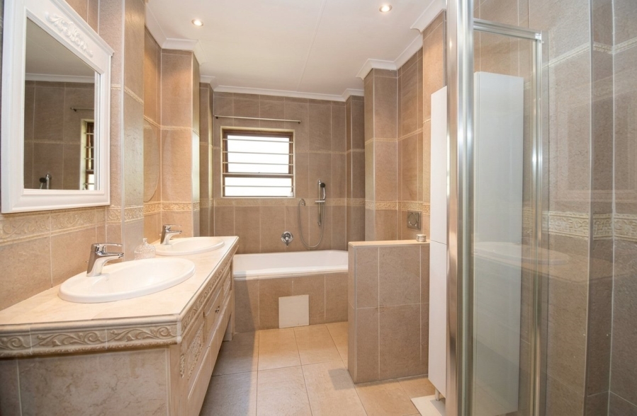 6 Bedroom Property for Sale in Noordhang Gauteng