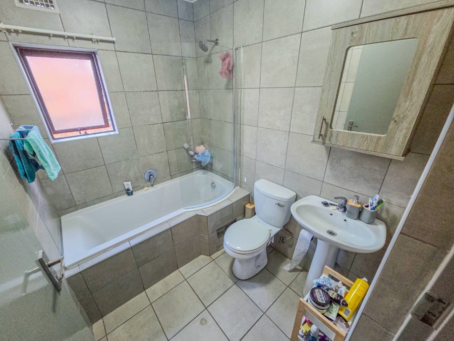 2 Bedroom Property for Sale in La Montagne Gauteng