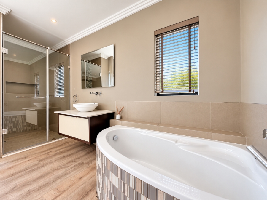 5 Bedroom Property for Sale in Helderfontein Estate Gauteng