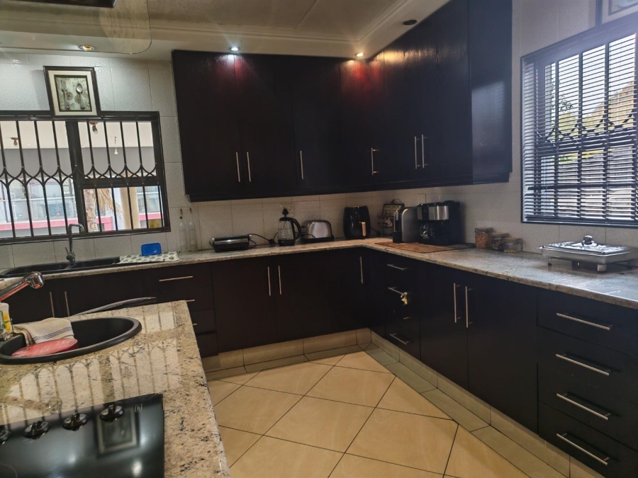 6 Bedroom Property for Sale in Glenvista Gauteng