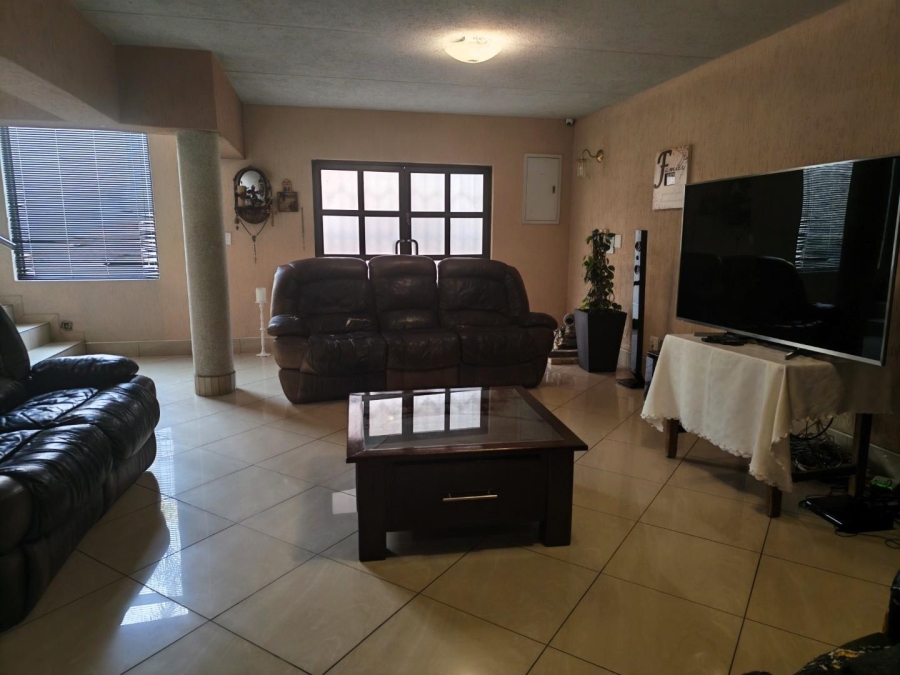 6 Bedroom Property for Sale in Glenvista Gauteng