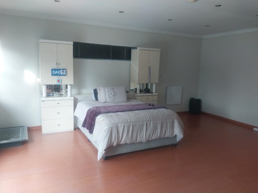 6 Bedroom Property for Sale in Glenvista Gauteng