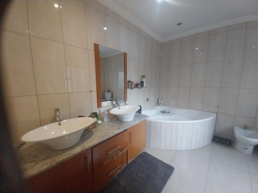 6 Bedroom Property for Sale in Glenvista Gauteng