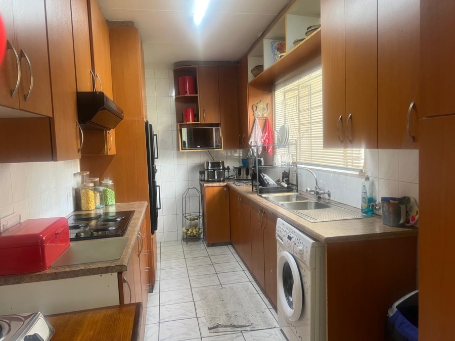 5 Bedroom Property for Sale in Brackendowns Gauteng