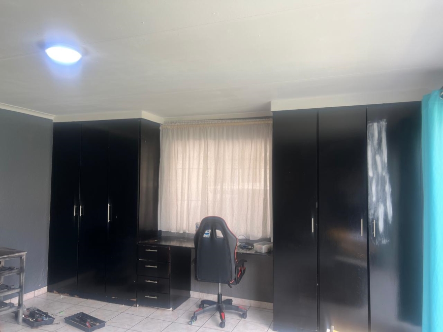 5 Bedroom Property for Sale in Brackendowns Gauteng