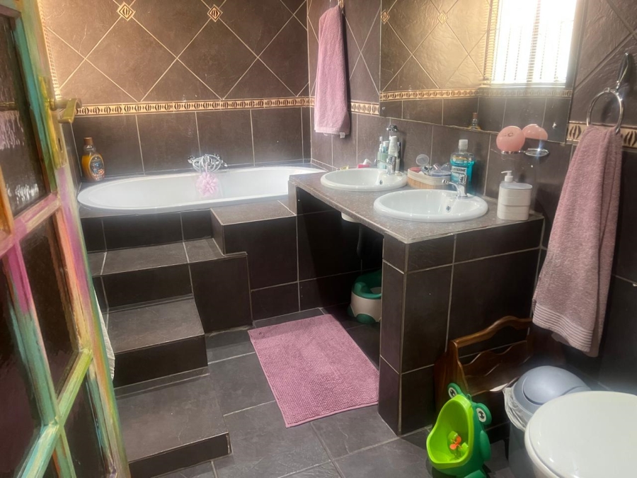 5 Bedroom Property for Sale in Brackendowns Gauteng