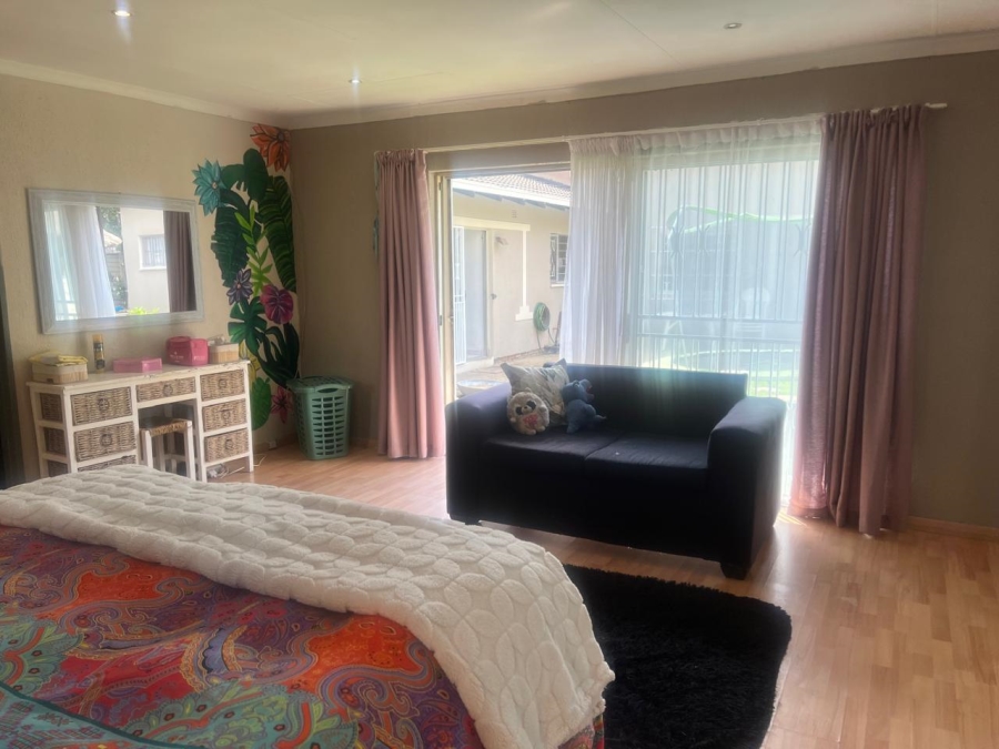 5 Bedroom Property for Sale in Brackendowns Gauteng