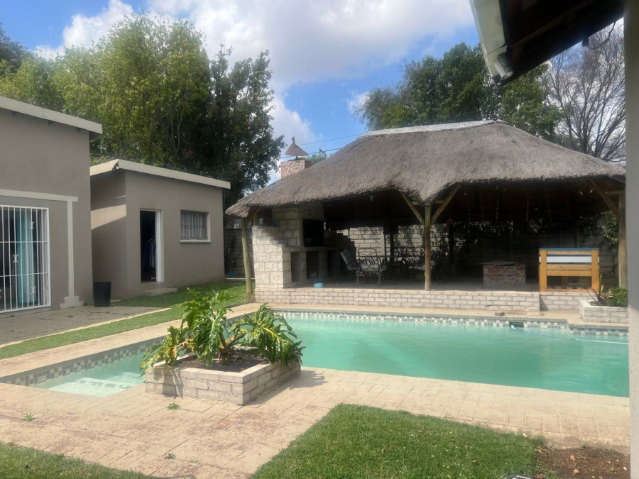 5 Bedroom Property for Sale in Brackendowns Gauteng