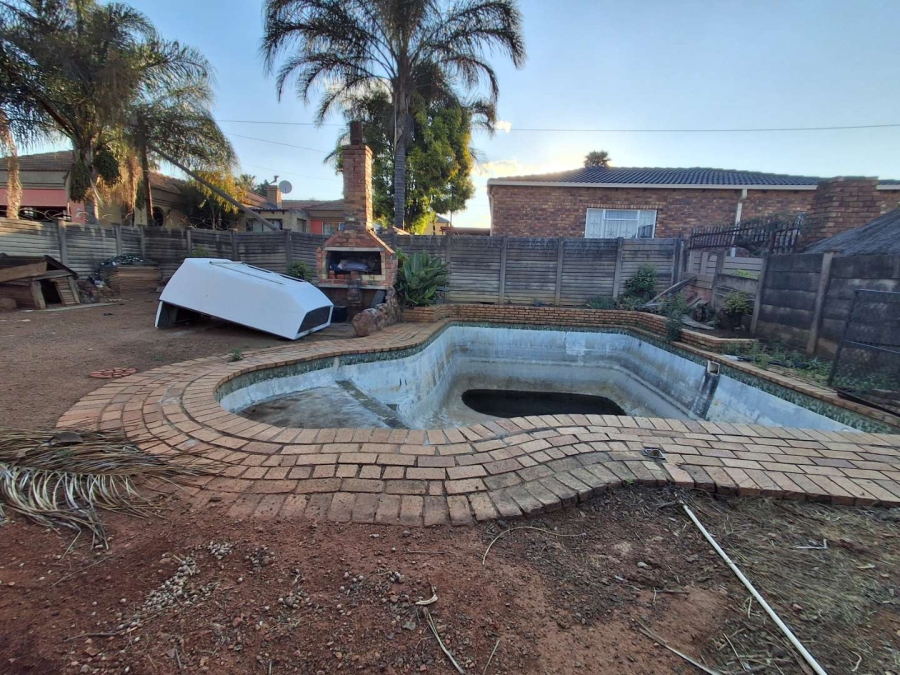 4 Bedroom Property for Sale in Jan Niemand Park Gauteng
