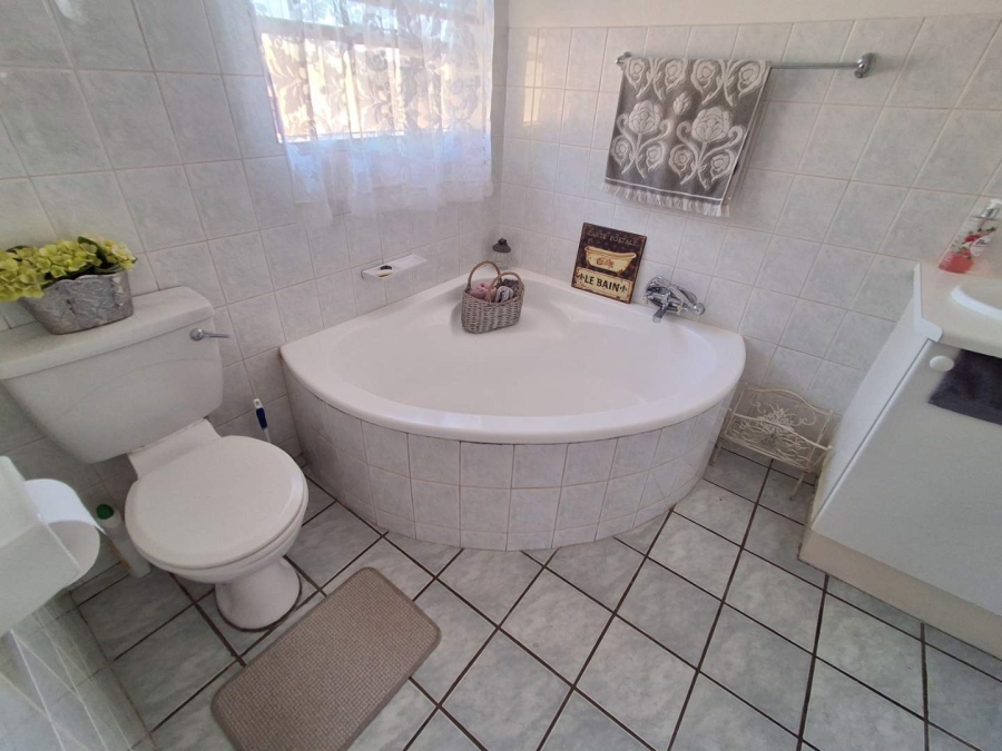 3 Bedroom Property for Sale in Die Hoewes Gauteng
