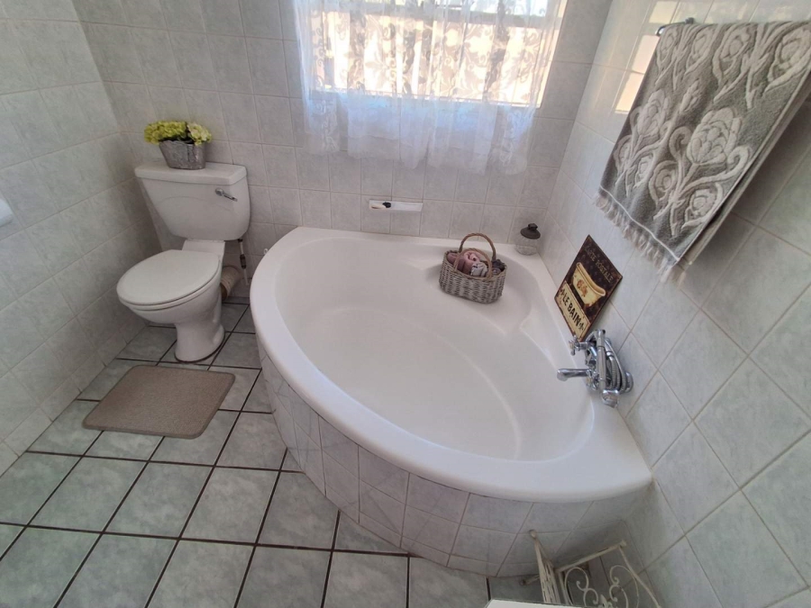 3 Bedroom Property for Sale in Die Hoewes Gauteng