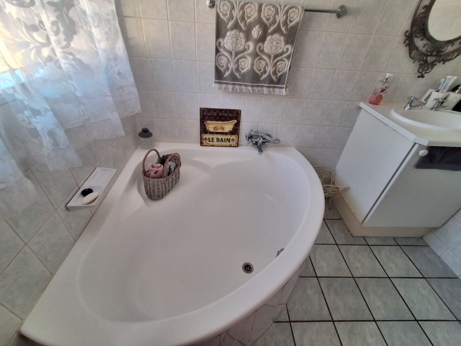 3 Bedroom Property for Sale in Die Hoewes Gauteng