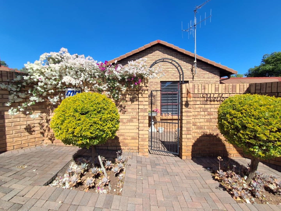 3 Bedroom Property for Sale in Die Hoewes Gauteng